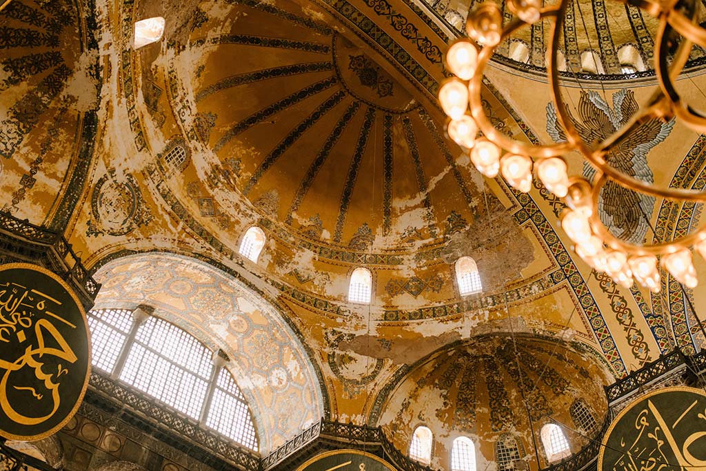 Interior de una mezquita en Estambul